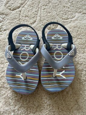 Roxy Kids Gray Strap Flip Flops with Multicolor Striped Footbed Size 5/6